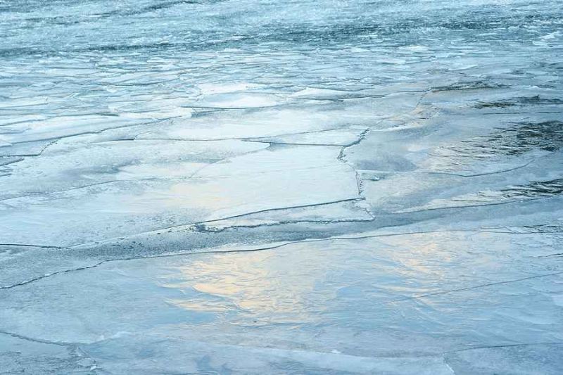 ice on lake haruna.jpg